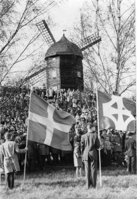 Folksamling vid väderkvarn
Nyckelord: väderkvarn flagga