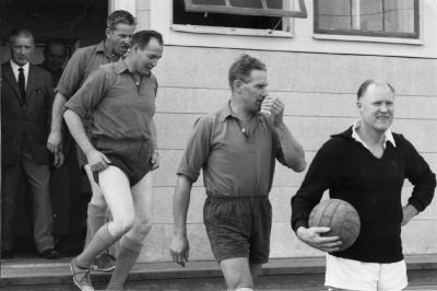 Veteranfotbollsspelare på väg till match
Nyckelord: fotboll