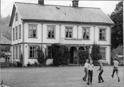 Barn på skolgård
