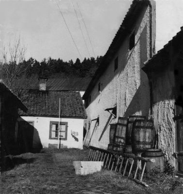 Tunnor och stege vid stadsinnergård
Nyckelord: tunna