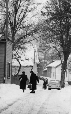 3 kvinnor på snöig gata
Nyckelord: bil