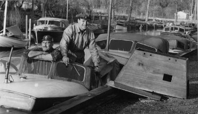 2 män i motorbåt
Nyckelord: båt
