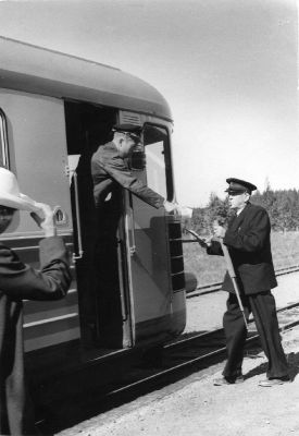 Stins, tågförare och rälsbuss
Nyckelord: rälsbuss stins tågförare