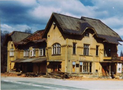 Större träbyggnad under rivning
Nyckelord: järnvägsstation