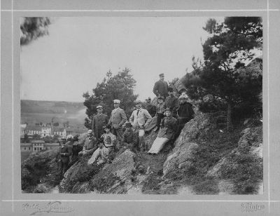 En grupp människor på ett berg
