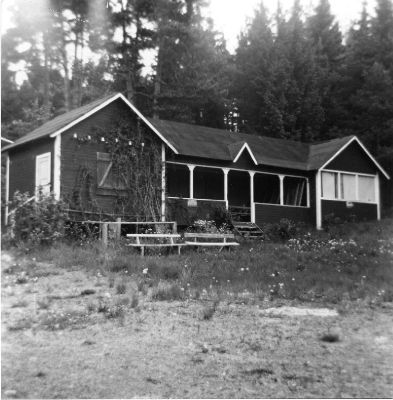 Byggnad i skogsbacke
