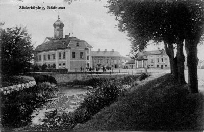 En stor byggnad med en å i förgrunden
Nyckelord: Stadsvy Rådhus Storån