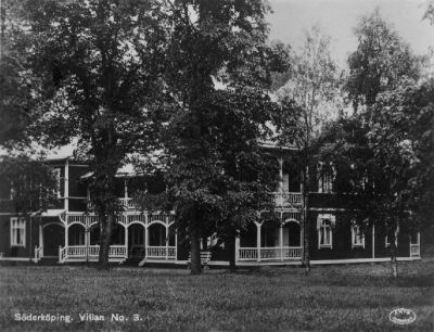 Stor träbyggnad i park
