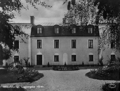 Stor byggnad med grusgård
