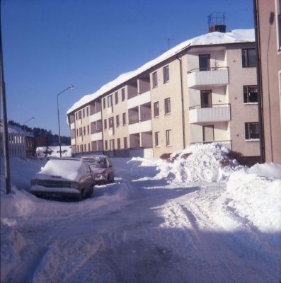 Vintrig gatumiljö och flerfamiljshus
