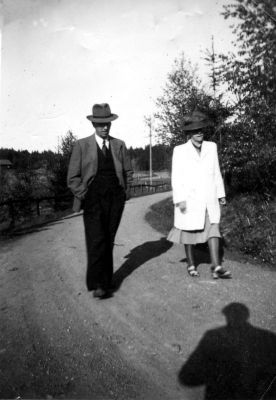 Man och kvinna på promenad

