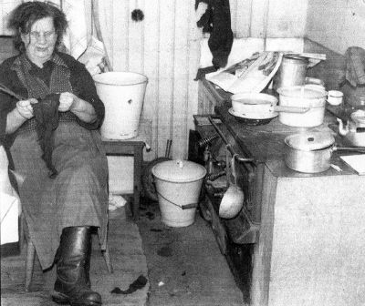 Kvinna sittande vid spis
Ottilia Lundström
Nyckelord: spis