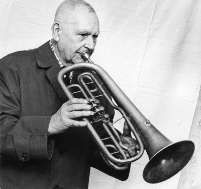 Man med blåsinstrument
Herman Paulsson
Nyckelord: bastuba