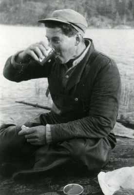Man vid sjö med kaffemugg
Nyckelord: fiske