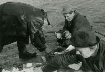 3 män under fiskepaus
Nyckelord: fiske