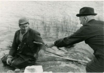 2 män under fiskepaus
Nyckelord: fiske