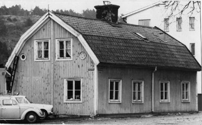 Byggnad med berg i bakgrunden
