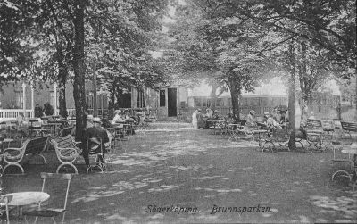 Park med parkbänkar
