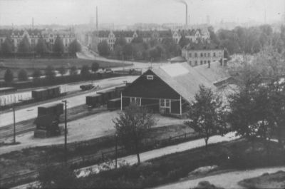 Järnvägsområde med stationsbyggnad och tåg
Nyckelord: Järnväg Järnvägsstation Tåg