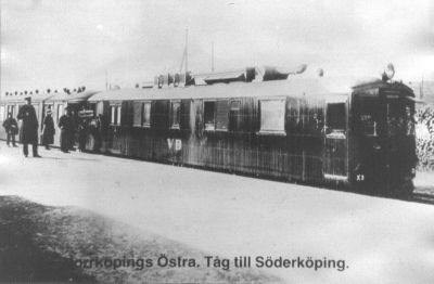 Tåg vid perrong
Nyckelord: Tåg Järnväg