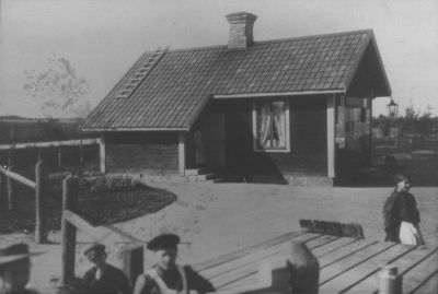 Byggnad intill järnvägen
Nyckelord: Järnväg