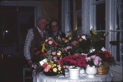 Man och kvinna vid blomsterfyllt bord
