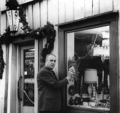 Man stående vid skyltfönster
Bertil Sjösten
