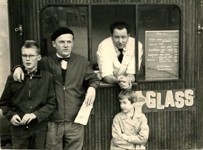 4 personer vid glasskiosk
