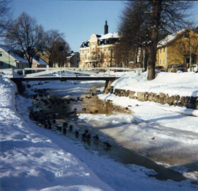Stadsvy längs vattendrag vintertid
