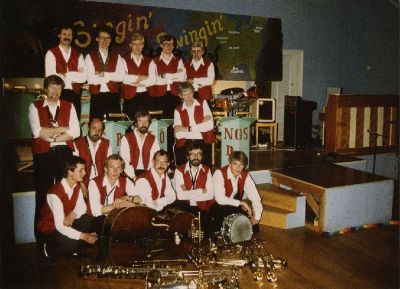 Orkester på scen
Nyckelord: Musikinstrument