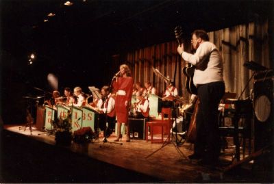 Orkester och vokalist på scen
Nyckelord: Musikinstrument