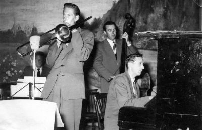 4 musiker i aktion på scen
Nyckelord: Notställ Musikinstrument