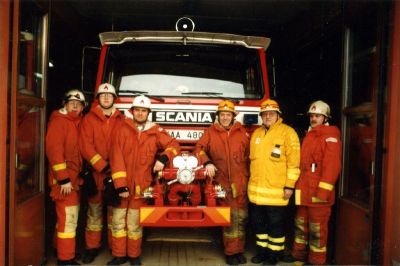 6 brandmän framför brandbil
Nyckelord: Brandbil Uniform