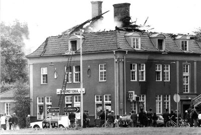 Brandkår i arbete
Nyckelord: Polisbil