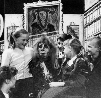 Ungdomar runt "spöke"
Nyckelord: Teater