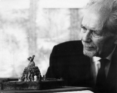 Man med skulptur
Tore Strindberg
Nyckelord: Skulptur
