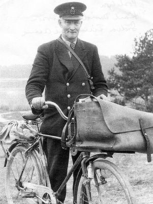 Postiljon stående vid sin cykel
Karl-David Svensson
Nyckelord: Uniform Postväska Cykel