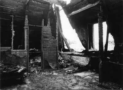 Rester av ett hus som brunnit
Nyckelord: Brand Brandrester