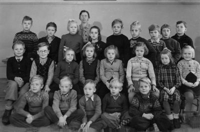 Skolfoto med lärare och elever 
Nyckelord: Skolfoto, Skolfotografi,  Klassfoto, Klassfotografi