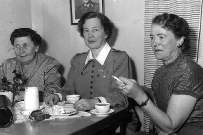 3 lottor vid kaffebord
Nyckelord: Uniform