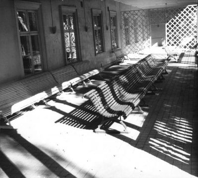 Parksoffor på veranda
