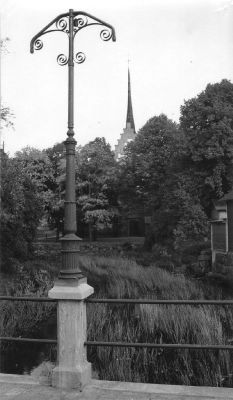 Utsikt mot kyrka från bro
