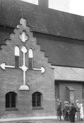 En grupp människor som studerar en kyrka
