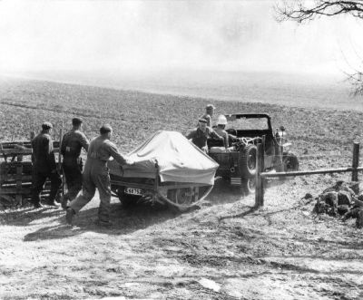 6 män vid jeep med släp
Nyckelord: Jeep