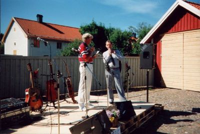 2 män som talar från utescen
Nyckelord: Scen Utescen