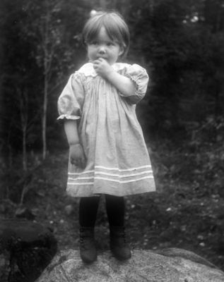 Liten flicka stående på sten
Nyckelord: Barnfoto