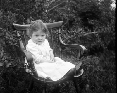 Liten flicka sittande i en karmstol
Nyckelord: Barnfoto