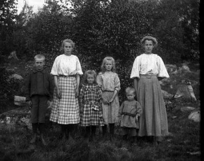 Kvinna med 5 barn stående ute
Nyckelord: Kvinna med barn