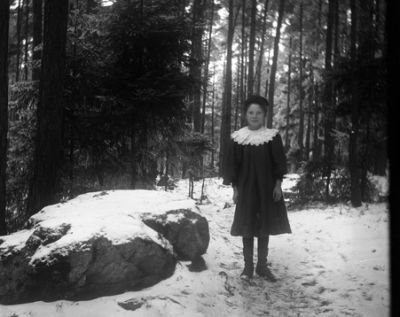 Flicka stående på snöig stig
Nyckelord: Kappa Spetskrage