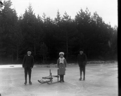 3 barn med sparkstötting stående på is
Nyckelord: Spark Sparkstötting Is Snö